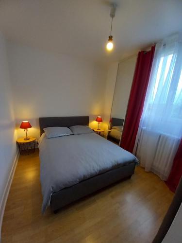- une chambre avec un lit avec deux lampes et deux fenêtres dans l'établissement Appartement T5 pouvant accueillir 8 personnes, à Colomiers