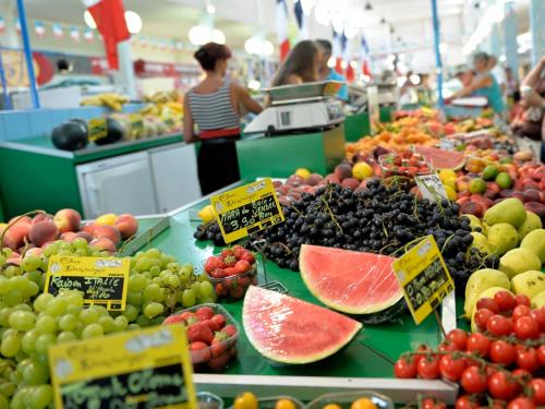 un stand de fruits dans une épicerie avec des fruits exposés dans l'établissement Appartement T2 avec garage à 800m de la plage et 600m des commerces, Les Sables-d'Olonne - FR-1-92-593, à Les Sables-dʼOlonne