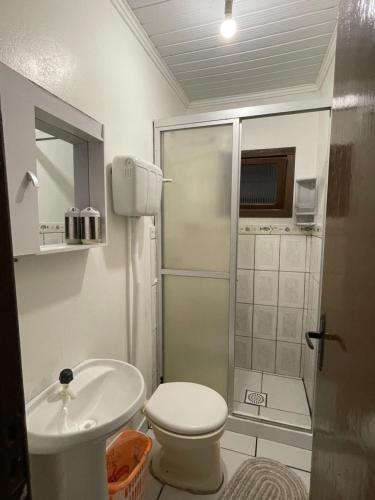 Et badeværelse på Ótimo apartamento