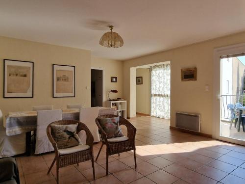 un salon avec une table et des chaises dans l'établissement Banyuls-sur-Mer : Appartement T3 central avec terrasse - 5 pers - FR-1-309-58, à Banyuls-sur-Mer