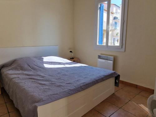 une chambre avec un lit et une fenêtre dans l'établissement Banyuls-sur-Mer : Appartement T3 central avec terrasse - 5 pers - FR-1-309-58, à Banyuls-sur-Mer