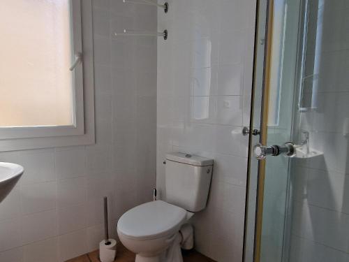 une salle de bain avec toilettes et douche en verre dans l'établissement Banyuls-sur-Mer : Appartement T3 central avec terrasse - 5 pers - FR-1-309-58, à Banyuls-sur-Mer