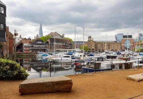 a bunch of boats are docked in a marina at Amazing Marina-Overlooking 1Bed in London
