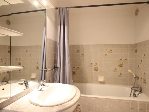 une salle de bain avec toilettes, lavabo et baignoire dans l'établissement Charmant F2 avec balcon ouest, parking et ascenseur, à 650m des thermes et commerces, classé 2 étoiles** - FR-1-415-7, à Le Mont-Dore