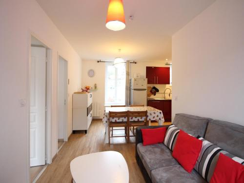 un salon avec un canapé et une table dans l'établissement Bel F4 au 2ème étage sans ascenseur, centre Mont-Dore, 3 chambres, bien équipé, capacité 6 pers - FR-1-415-24, à Le Mont-Dore