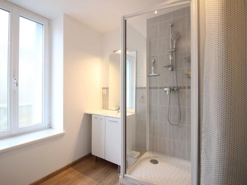 La salle de bains est pourvue d'une cabine de douche en verre. dans l'établissement Bel F4 au 2ème étage sans ascenseur, centre Mont-Dore, 3 chambres, bien équipé, capacité 6 pers - FR-1-415-24, à Le Mont-Dore