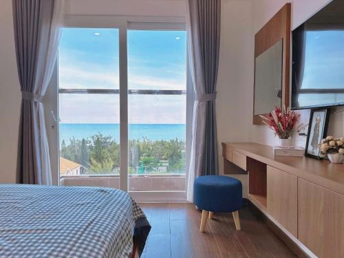 Ένα ή περισσότερα κρεβάτια σε δωμάτιο στο Mermaid Seaview Sát Tháp Tam Thắng - Blue Homestay