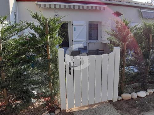 La Tranche sur Mer : Pavillon T2, piscine, proche plage - FR-1-357-241