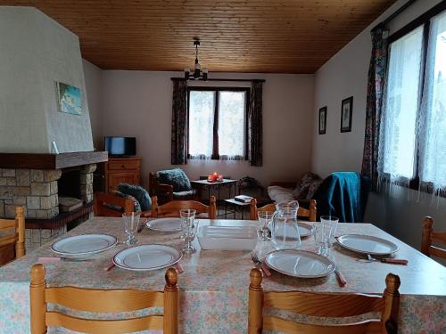 - une salle à manger avec une table et des chaises dans l'établissement Maison familiale à 750m de la plage, jardin et parking privé - FR-1-364-84, à Saint-Brévin-les-Pins