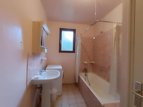 une salle de bain avec un lavabo, une douche et des toilettes dans l'établissement Maison familiale à 750m de la plage, jardin et parking privé - FR-1-364-84, à Saint-Brévin-les-Pins
