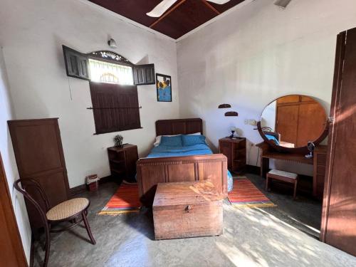 a bedroom with a bed and a table and a mirror at Casa Paraiso in Honda