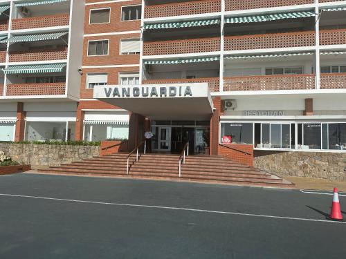 een gebouw met een bord waarop 'vancouveriba' staat bij Enfrente al mar Servicio de playa Limpieza diaria Estacionamiento Sábanas y toallas Gimnasio Recepción 24 hs A pasos del puerto y Gorlero in Punta del Este