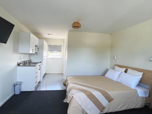 Kuchyň nebo kuchyňský kout v ubytování AAA Northlands Motel
