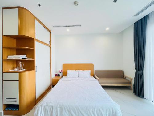une chambre avec un lit et un canapé dans l'établissement May Homes - Studio Beverly Vinhomes Grand Park, à Long Bình