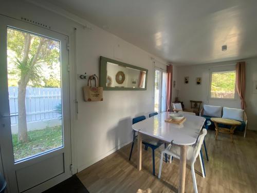 une salle à manger avec une table et une fenêtre dans l'établissement Maison de Vacances à La Tranche-sur-Mer, Proche Plage et Commerces, 3 Chambres, Terrasse et Jardin - FR-1-22-365, à La Tranche-sur-Mer