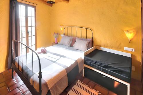 ウブリケにあるCosy Apartment in Ubrique with Mountain View, 60 sqmの部屋にベッドがある寝室