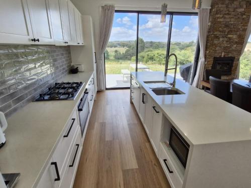 Η κουζίνα ή μικρή κουζίνα στο Hilltop Retreat Creswick
