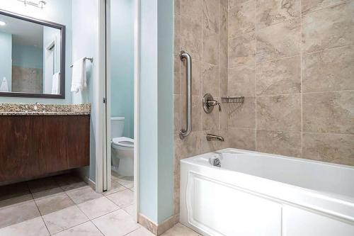 Bilik mandi di Chateau Saint Denis Hotel, a Trademark Collection by Wyndham