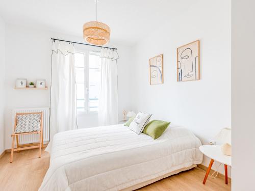 a white bedroom with a bed and a window at Appartement T3 Moderne avec Terrasse, 2 Parkings, Proche Centre – 4 Personnes, 2 Étoiles - FR-1-521-215 in Sanguinet