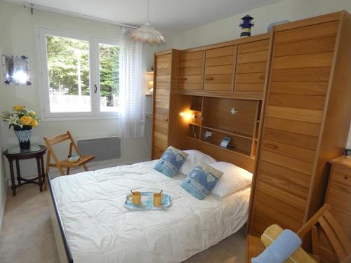 - une chambre avec un lit et un plateau de nourriture dans l'établissement Appartement T2 à Notre-Dame-de-Monts, balcon, parking, accès plage - FR-1-540-191, à Notre-Dame-de-Monts