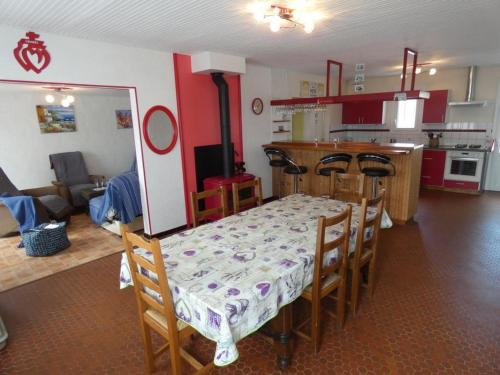 une salle à manger et une cuisine avec une table et des chaises dans l'établissement Maison de Vacances à 1km de la Plage - 2 Chambres, Jardin, Terrasses, Proche Commerces - FR-1-540-252, à Notre-Dame-de-Monts