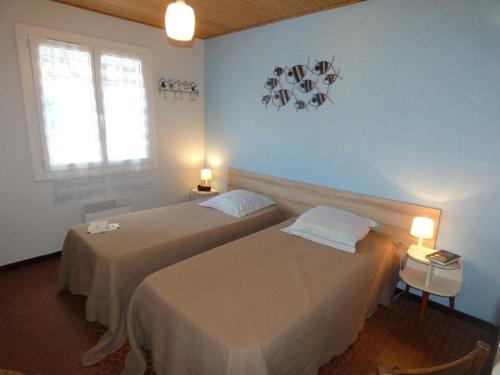 Posteľ alebo postele v izbe v ubytovaní Maison de Vacances à 1km de la Plage - 2 Chambres, Jardin, Terrasses, Proche Commerces - FR-1-540-252