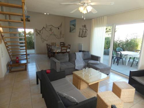 un salon avec un canapé et une table dans l'établissement Maison Moderne 8 Pers PMR, Proche Plage et Forêt - Notre-Dame-de-Monts - FR-1-540-253, à Notre-Dame-de-Monts