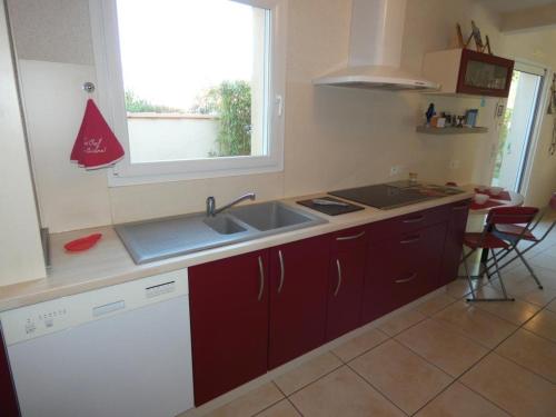 une cuisine avec un évier et une fenêtre dans l'établissement Maison Moderne 8 Pers PMR, Proche Plage et Forêt - Notre-Dame-de-Monts - FR-1-540-253, à Notre-Dame-de-Monts