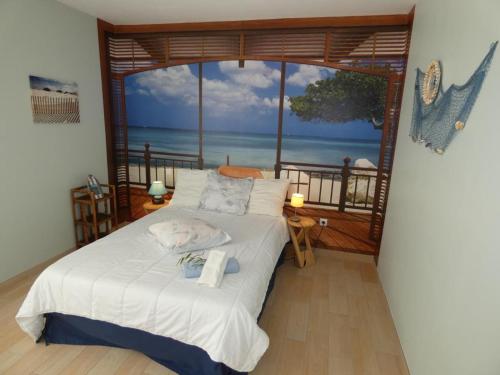 une chambre avec un lit avec vue sur l'océan dans l'établissement Maison Moderne 8 Pers PMR, Proche Plage et Forêt - Notre-Dame-de-Monts - FR-1-540-253, à Notre-Dame-de-Monts