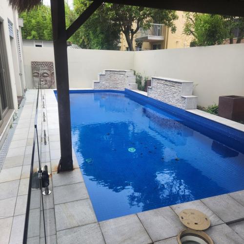 Πισίνα στο ή κοντά στο Chevron Island Holiday Home Surfers Paradise Gold Coast