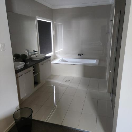 Ένα μπάνιο στο Chevron Island Holiday Home Surfers Paradise Gold Coast