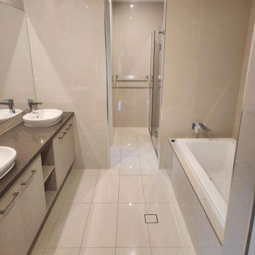 Ένα μπάνιο στο Chevron Island Holiday Home Surfers Paradise Gold Coast