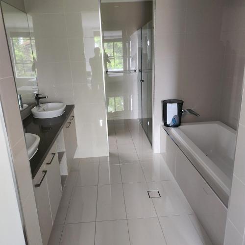 Ένα μπάνιο στο Chevron Island Holiday Home Surfers Paradise Gold Coast