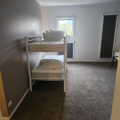 Ένα ή περισσότερα κρεβάτια σε δωμάτιο στο Chevron Island Holiday Home Surfers Paradise Gold Coast
