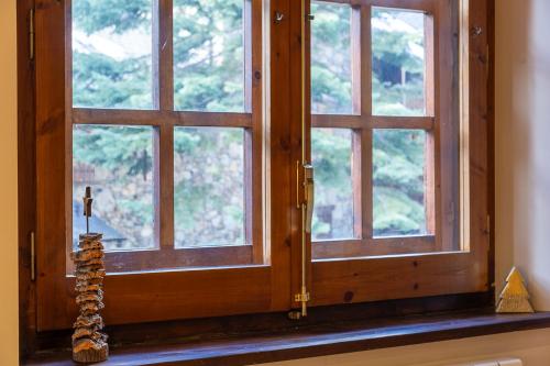 a window with a wooden frame and a candle at Rústico y Elegante I Estancia con Aparcamiento in El Tarter
