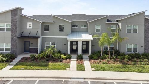 ein großes Haus mit Palmen davor in der Unterkunft NEW Disney Golf Private Pool Gym Waterpark Resort in Kissimmee