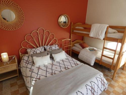 une chambre avec un lit et un lit superposé dans l'établissement Maison de Vacances Spacieuse, Proche Forêt, 5 Pers., Terrasse & Parking, Notre-Dame-de-Monts - FR-1-540-280, à Notre-Dame-de-Monts