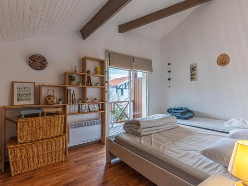 une chambre avec un grand lit et une fenêtre dans l'établissement Maison au Centre - 8 Pers - WIFI, Terrasses, Proche Commerces - FR-1-521-232, à Biscarrosse