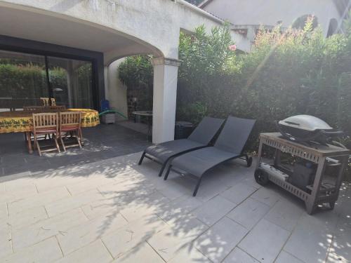 Photo de la galerie de l'établissement Villa 3 pièces climatisée, terrasse, piscine, proche commerces et centre-ville – Sainte-Maxime - FR-1-780-64, à Sainte-Maxime