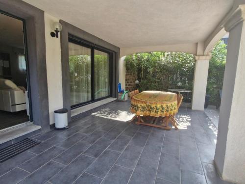 Photo de la galerie de l'établissement Villa 3 pièces climatisée, terrasse, piscine, proche commerces et centre-ville – Sainte-Maxime - FR-1-780-64, à Sainte-Maxime