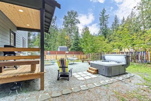 a backyard with a barbecue grill and a bench at S'more Shack in Packwood