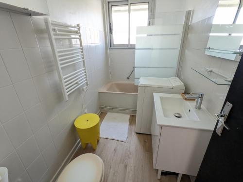 une salle de bain avec un lavabo, des toilettes et une baignoire dans l'établissement Bel appartement T2 climatisé avec piscine et parking à 250m de la plage - FR-1-797-9, à Port-la-Nouvelle