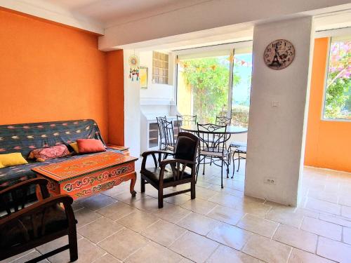 un salon avec un canapé, une table et des chaises dans l'établissement Appartement 3 pièces avec jardin, proche du port et du centre, idéal pour vacances à Banyuls-sur-Mer - FR-1-309-465, à Banyuls-sur-Mer