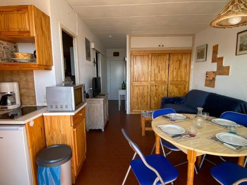 une cuisine et un salon avec une table et des chaises dans l'établissement T2 Cabine à Port Leucate, piscine, parking, proche plage - FR-1-798-8, à Leucate