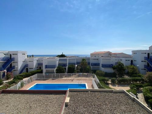 - une vue sur un bâtiment avec piscine dans l'établissement T2 Cabine à Port Leucate, piscine, parking, proche plage - FR-1-798-8, à Leucate