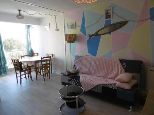 un salon avec un canapé et une table dans l'établissement GRUISSAN - Confortable T2 rénové avec Parking - Secteur Vieux Village - 4 pers. - FR-1-796-18, à Gruissan