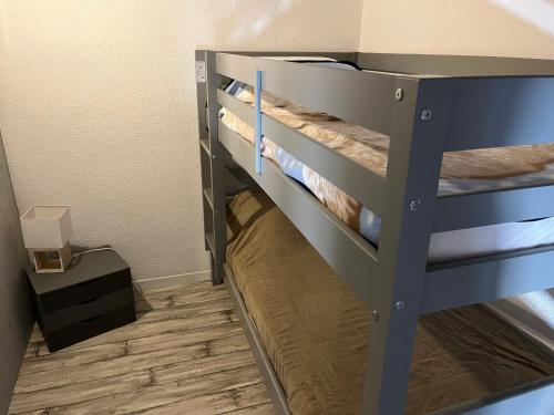 Ce lit superposé se trouve dans un dortoir doté de parquet. dans l'établissement Gruissan: T2 Mezzanine 6 pers, proche plage, parking privé - FR-1-796-35, à Gruissan