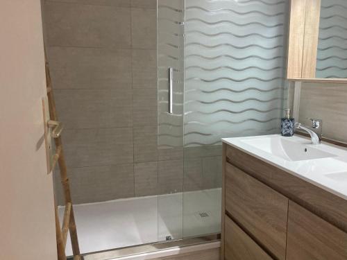 une salle de bain avec douche et lavabo dans l'établissement Gruissan: T2 Mezzanine 6 pers, proche plage, parking privé - FR-1-796-35, à Gruissan