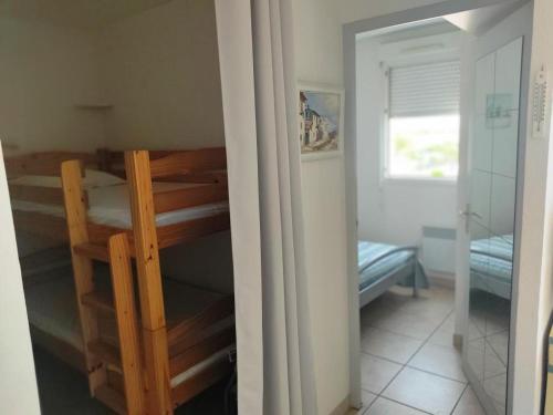 une petite chambre avec des lits superposés et une chambre dans l'établissement T2 Alcove à Gruissan, Plage, Piscine & Parking - FR-1-796-41, à Gruissan