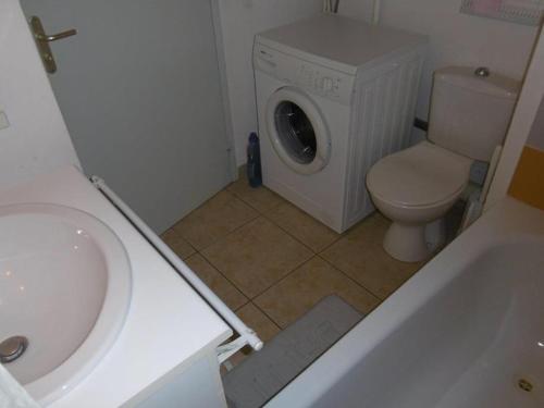 une salle de bain avec machine à laver et toilettes dans l'établissement T2 Alcove à Gruissan, Plage, Piscine & Parking - FR-1-796-41, à Gruissan